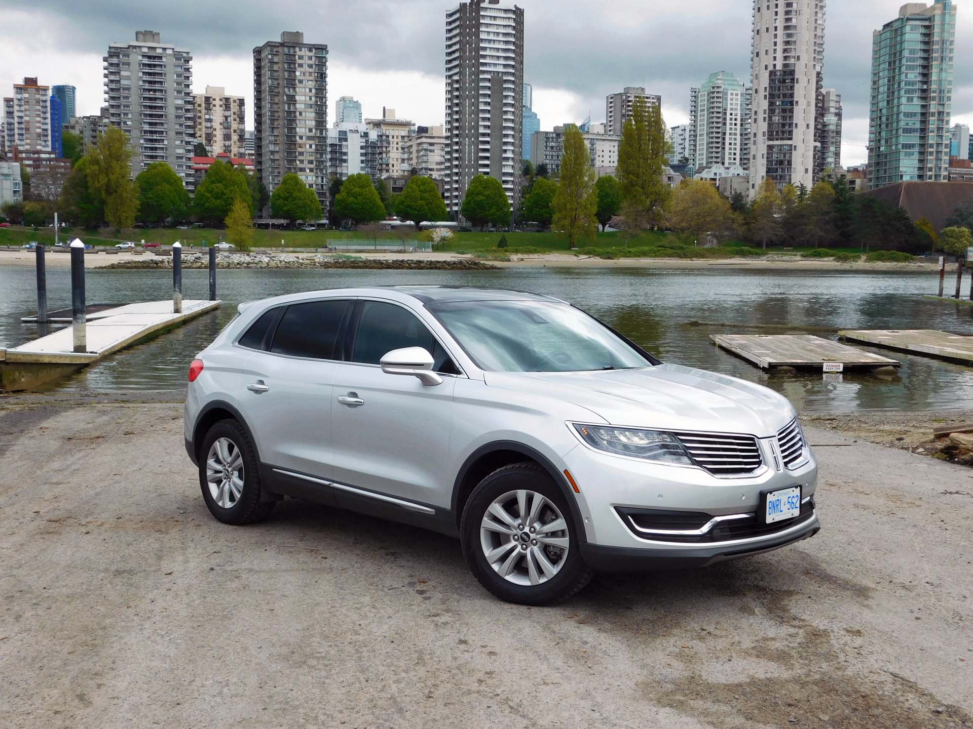 Comparison Lincoln MKX 2016 vs Ford Edge Sport 2017 SUV Drive